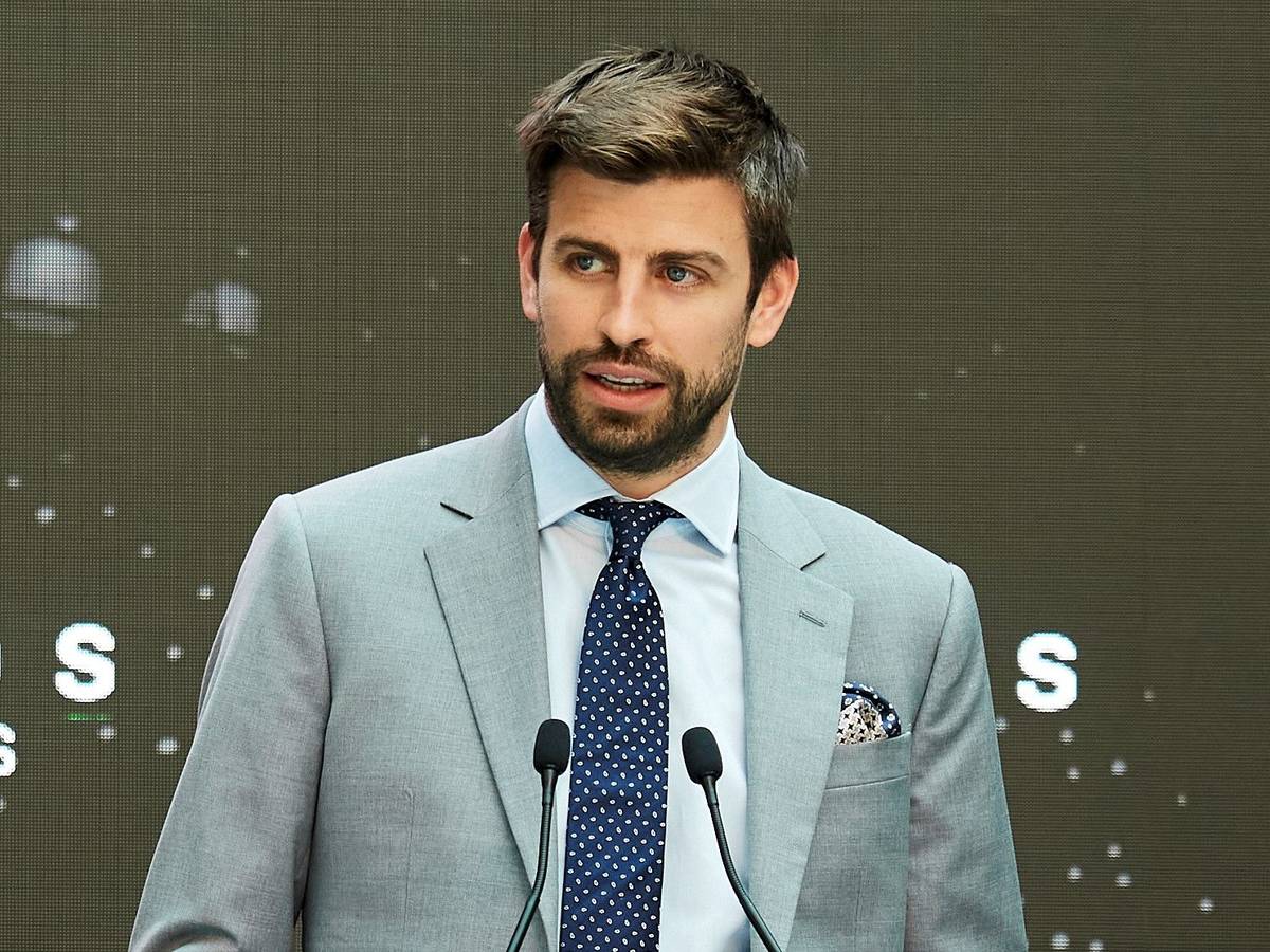 Gerard Piqué steht bei einer Pressekonferenz am Rednerpult