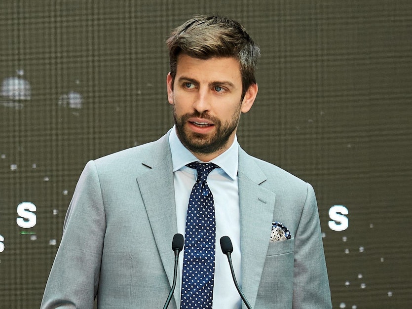 Gerard Piqué steht bei einer Pressekonferenz am Rednerpult