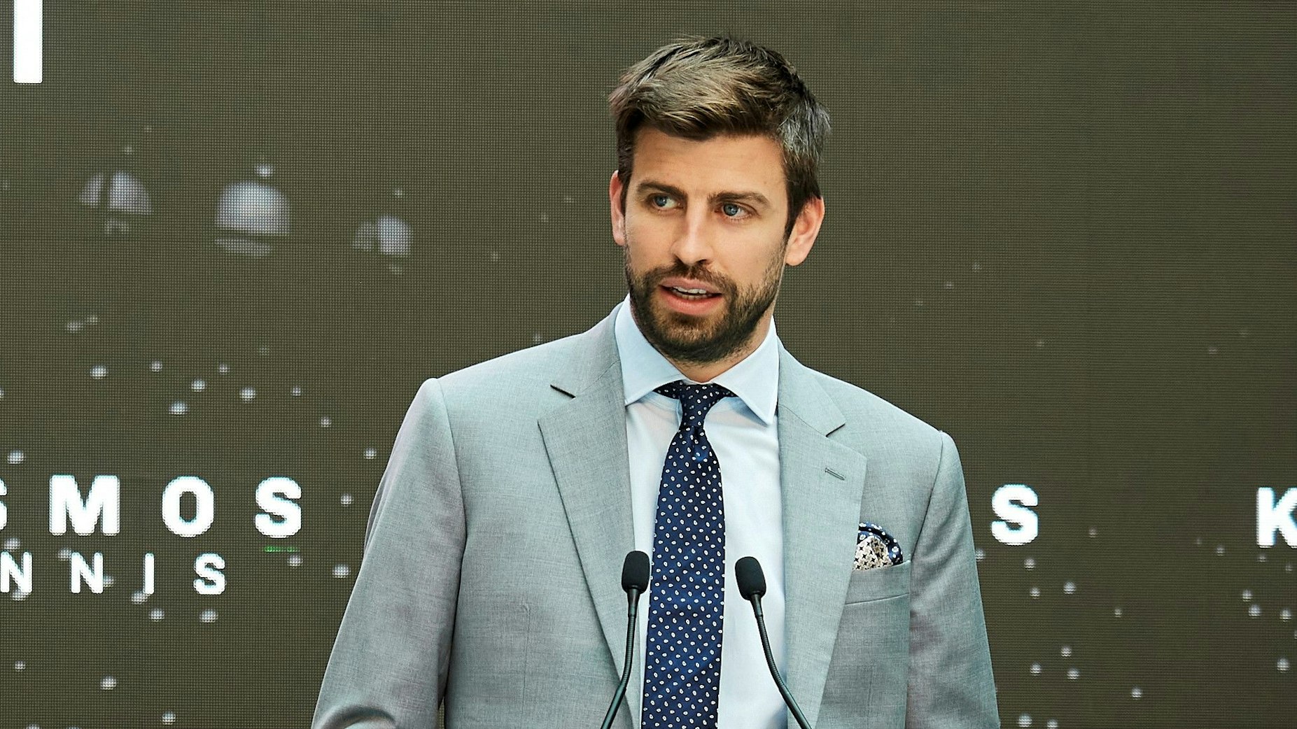 Gerard Piqué steht bei einer Pressekonferenz am Rednerpult