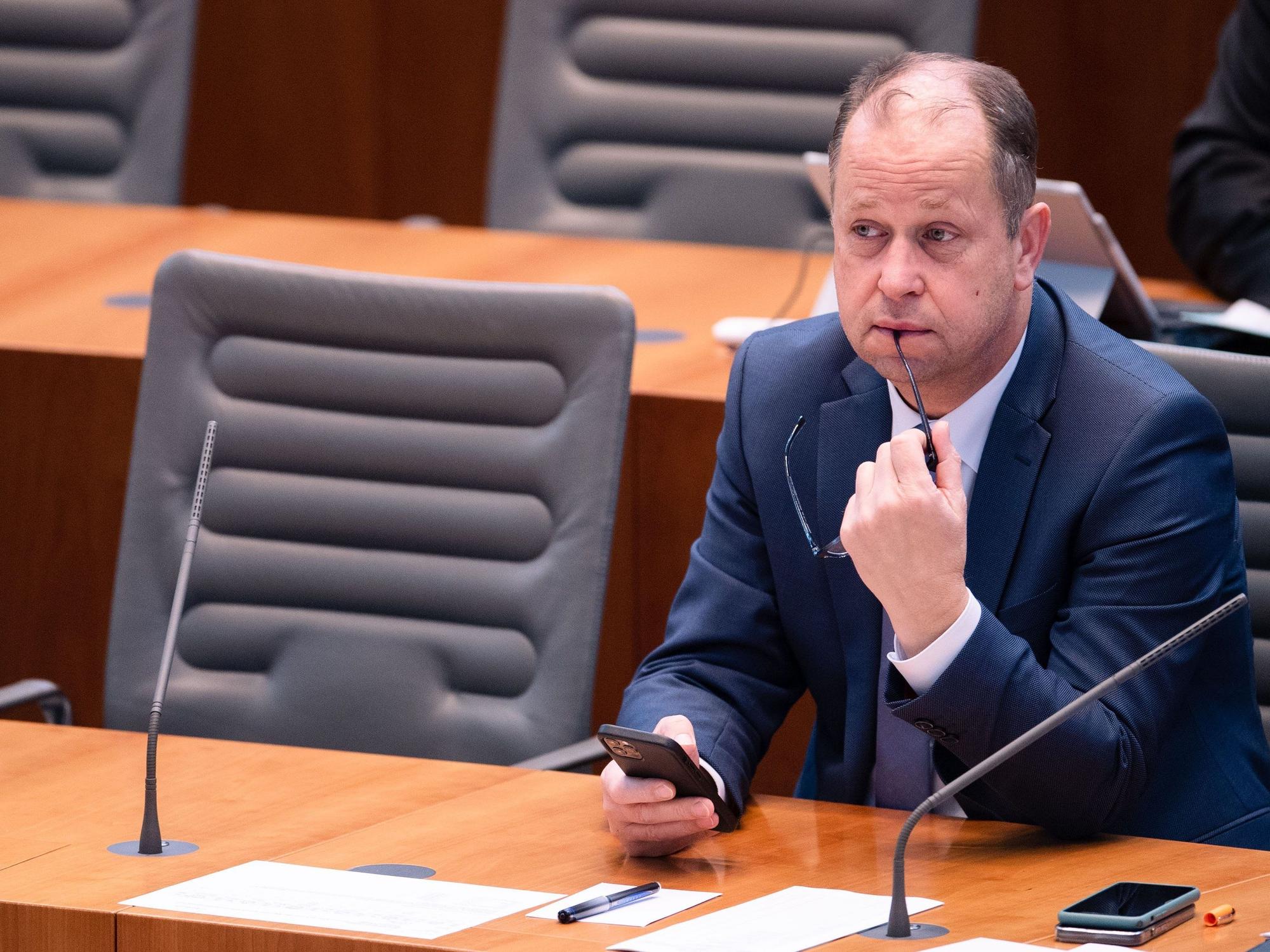 Joachim Stamp (FDP) sitzt am 6. April 2022 im Landtag auf der Regierungsbank. Der 52-Jährige hat am Donnerstag (25. August) den Vorsitz der NRW-FDP abgegeben.