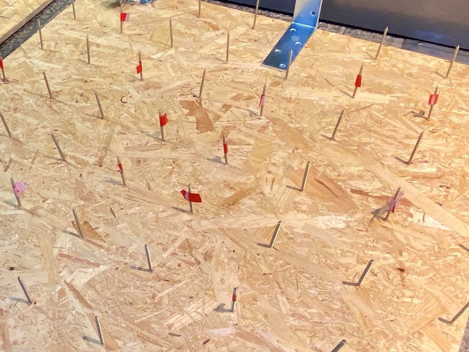 Nagelbretter liegen im Eingangsbereich eines Schuhgeschäfts in der Kölner Innenstadt.