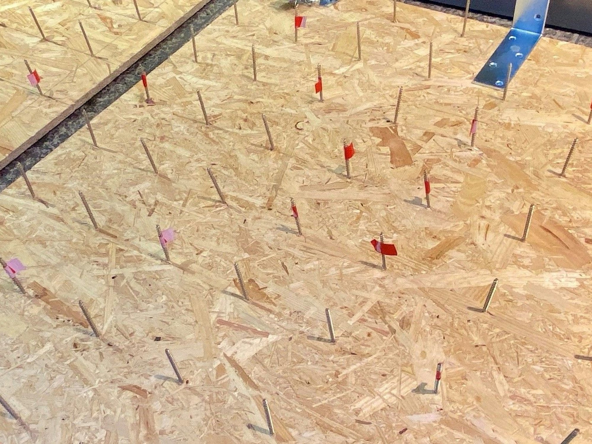 Nagelbretter liegen im Eingangsbereich eines Schuhgeschäfts in der Kölner Innenstadt.