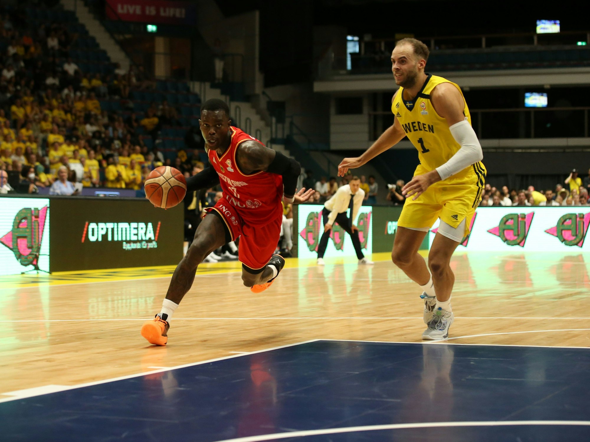 Dennis Schröder (l) von Deutschland am Ball gegen Schwedens Denzel Andersson.