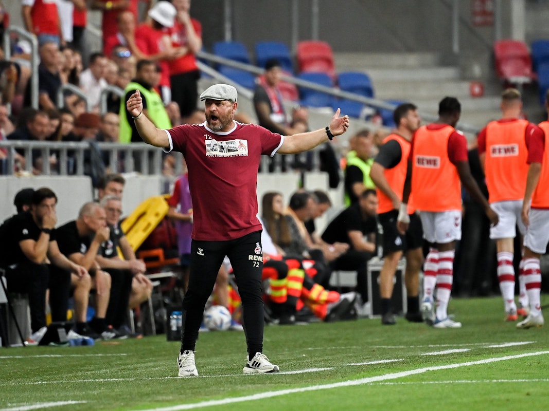Kölns Trainer Steffen Baumgart reagiert am Spielfeldrand.