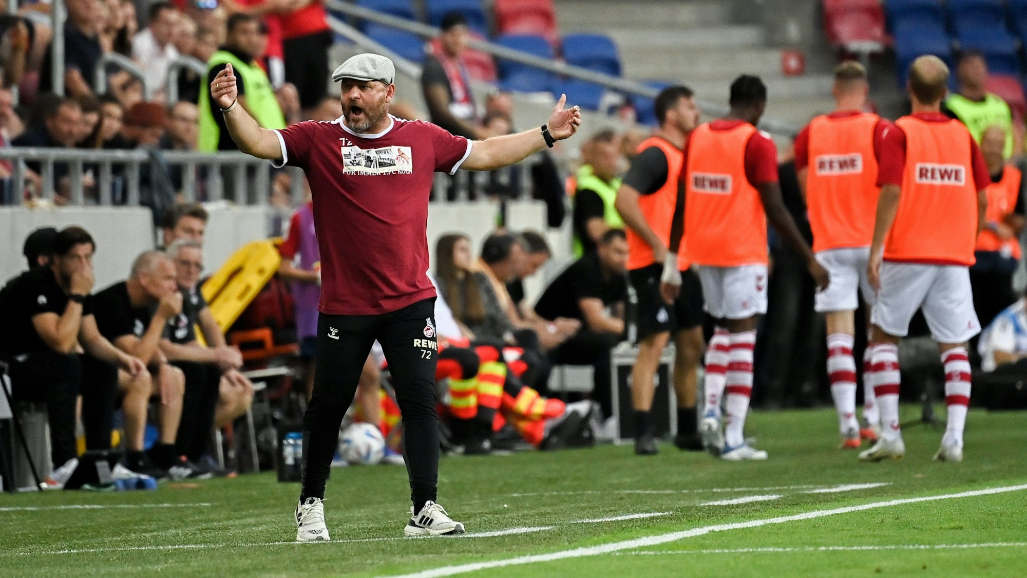 Kölns Trainer Steffen Baumgart während des Spiels beim Fehérvár FC.