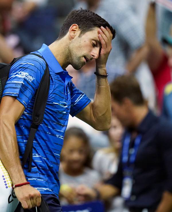 Novak Djokovic verlässt den Platz. Der Serbe musste während der Partie gegen Stan Wawrinka wegen einer Verletzung aufgeben.