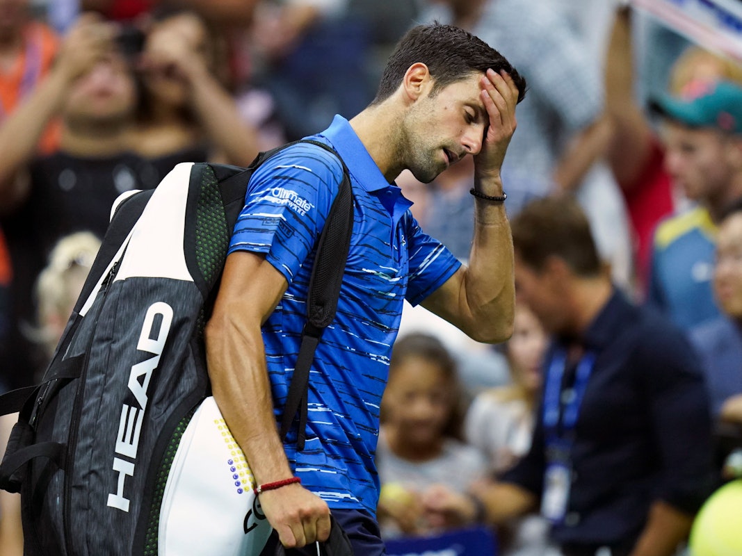 Novak Djokovic verlässt den Platz. Der Serbe musste während der Partie gegen Stan Wawrinka wegen einer Verletzung aufgeben.