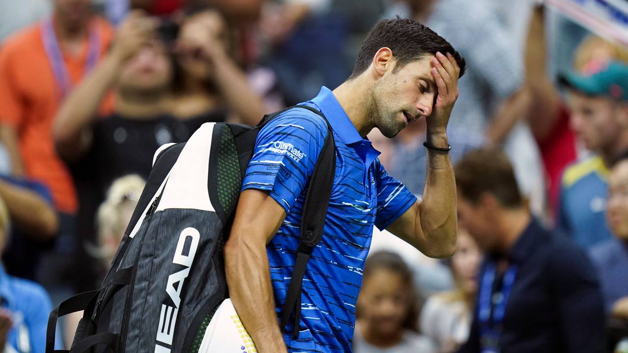 Novak Djokovic verlässt den Platz. Der Serbe musste während der Partie gegen Stan Wawrinka wegen einer Verletzung aufgeben.