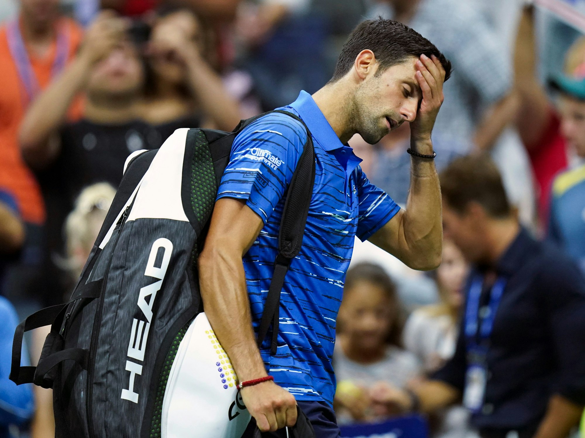 Novak Djokovic verlässt den Platz. Der Serbe musste während der Partie gegen Stan Wawrinka wegen einer Verletzung aufgeben.