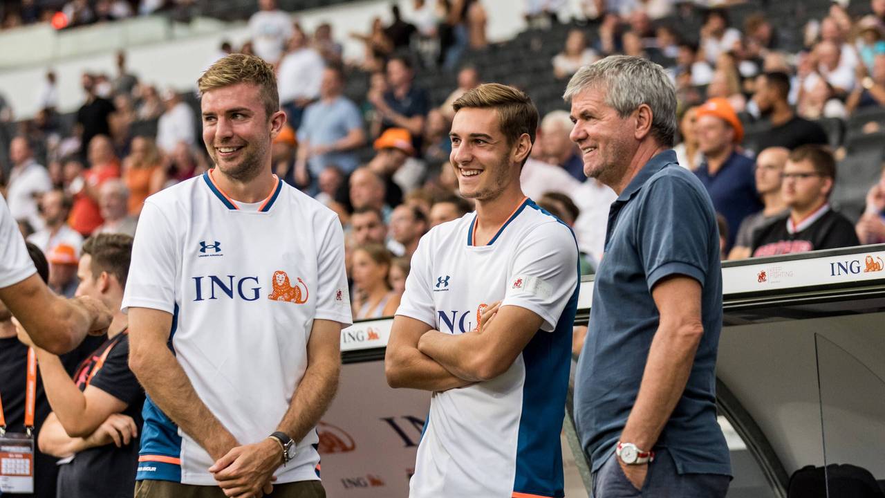 Christoph Kramer und Florian Neuhaus sprechen mit Friedhelm Funkel am Spielfeldrand.