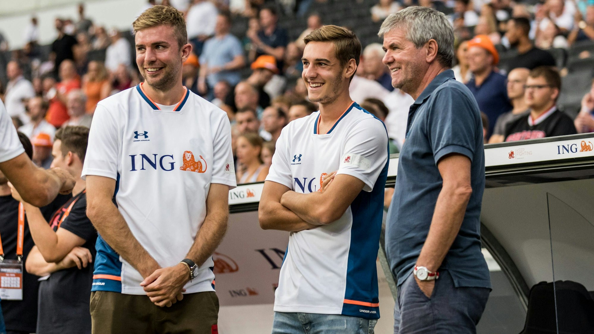 Christoph Kramer und Florian Neuhaus sprechen mit Friedhelm Funkel am Spielfeldrand.
