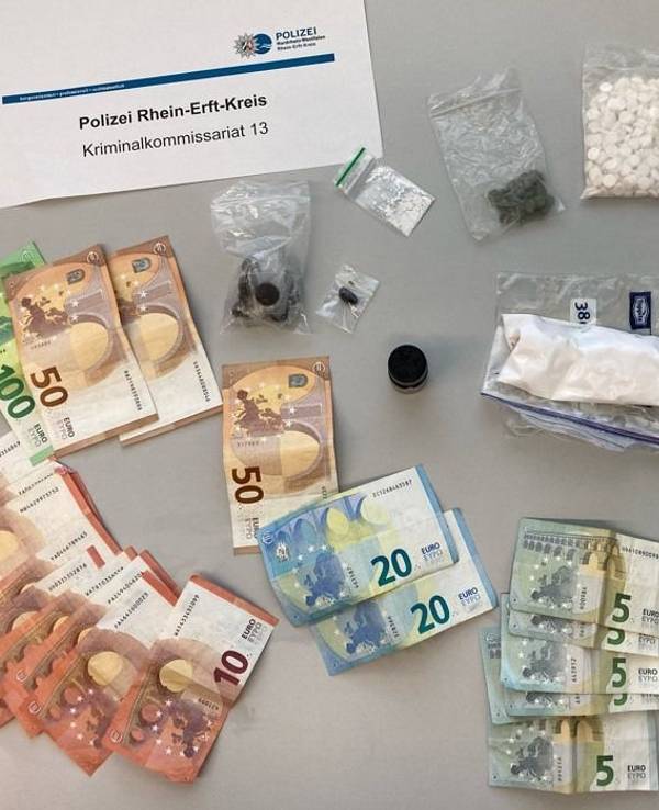 Die Polizei konnte mutmaßliches Dealgeld und Drogen sicherstellen.