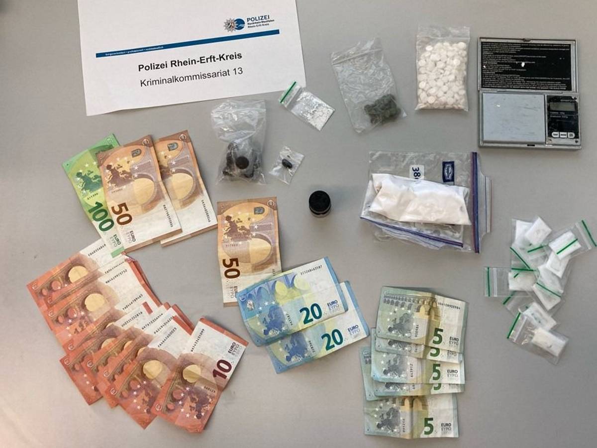 Die Polizei konnte mutmaßliches Dealgeld und Drogen sicherstellen.