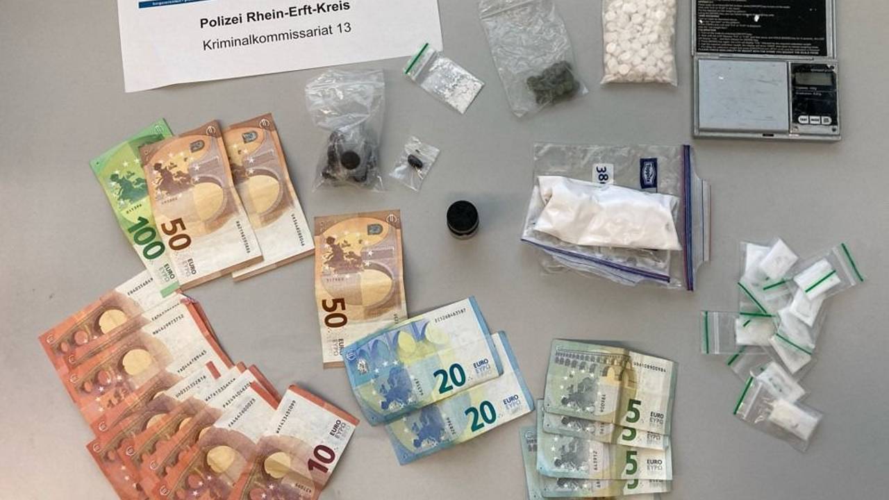 Die Polizei konnte mutmaßliches Dealgeld und Drogen sicherstellen.