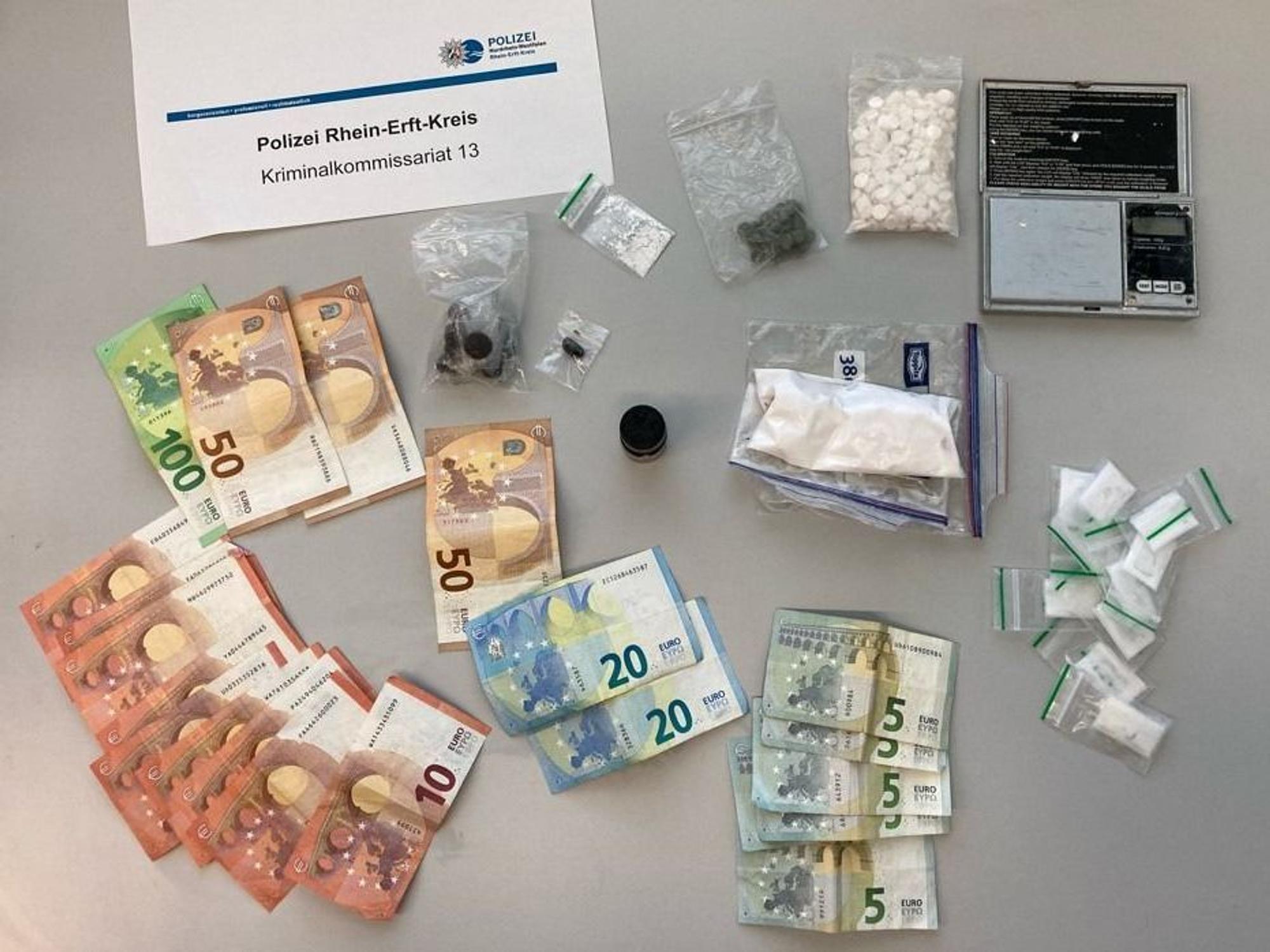 Die Polizei konnte mutmaßliches Dealgeld und Drogen sicherstellen.