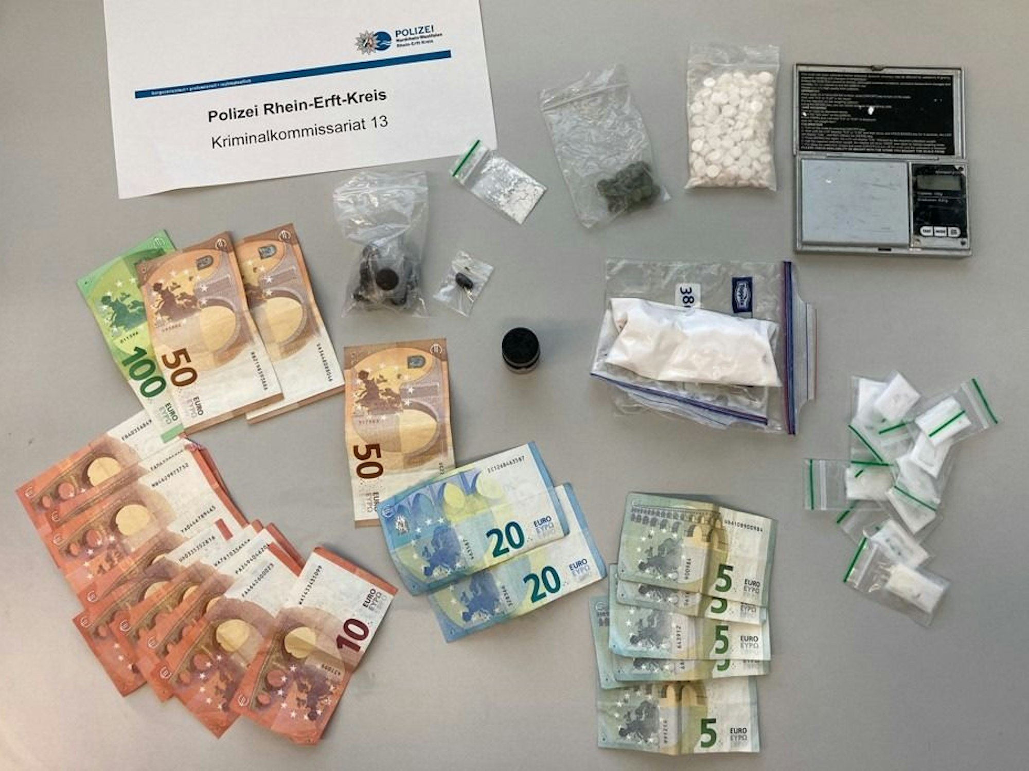 Die Polizei konnte mutmaßliches Dealgeld und Drogen sicherstellen.