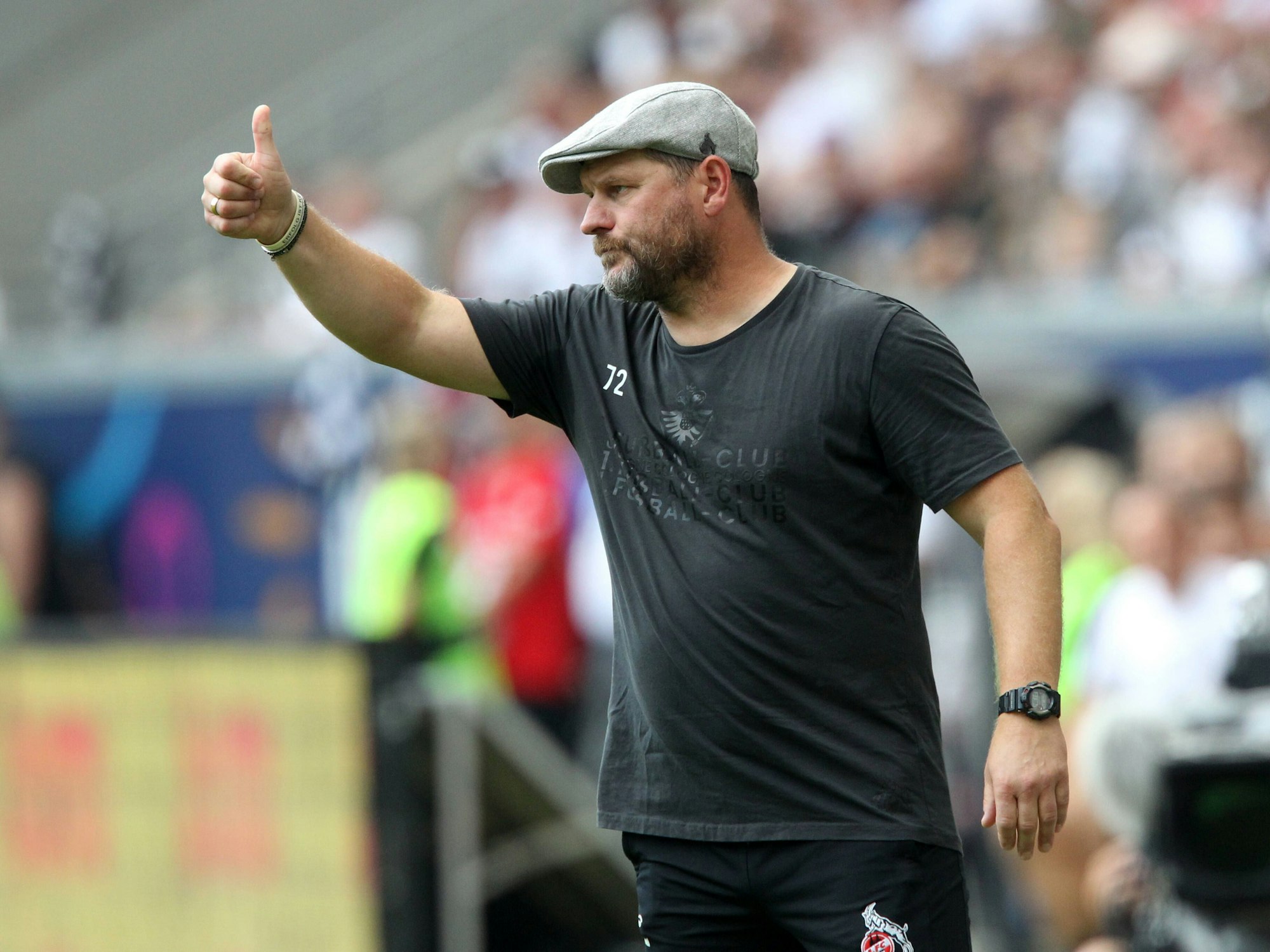 FC-Coach Steffen Baumgart hebt den Daumen nach oben.