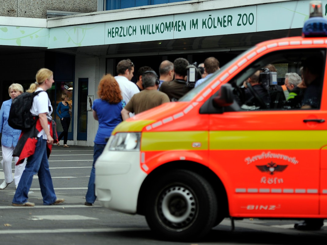 Ein Fahrzeug der Feuerwehr steht am Samstag (25.08.2012) vor dem Zoo in Köln.