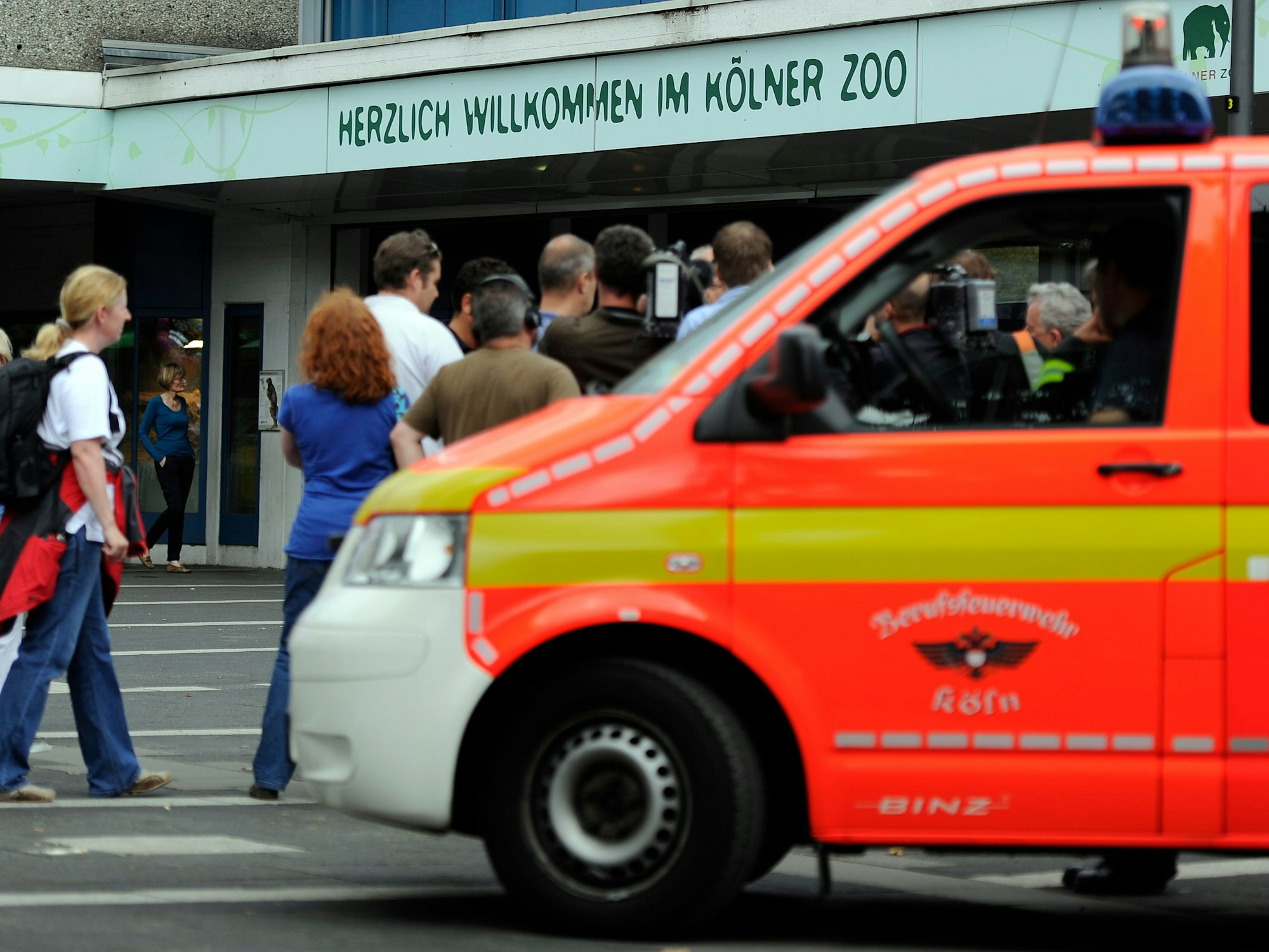 Ein Fahrzeug der Feuerwehr steht am Samstag (25.08.2012) vor dem Zoo in Köln.