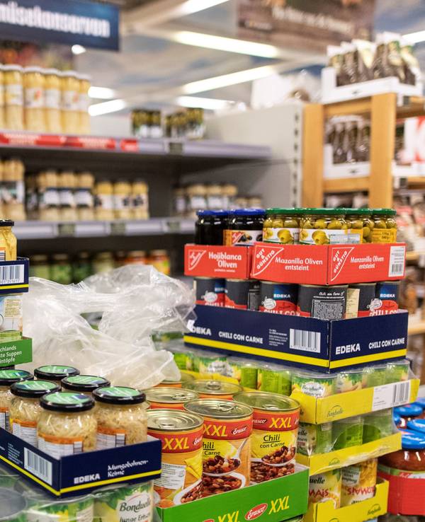 Ein Mitarbeiter wurde in Essen in einer Edeka-Filiale von einer Frau angegriffen und schwer verletzt. Das undatierte Symbolfoto zeigt Regale in einem Supermarkt.