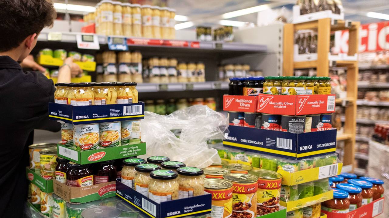 Ein Mitarbeiter wurde in Essen in einer Edeka-Filiale von einer Frau angegriffen und schwer verletzt. Das undatierte Symbolfoto zeigt Regale in einem Supermarkt.