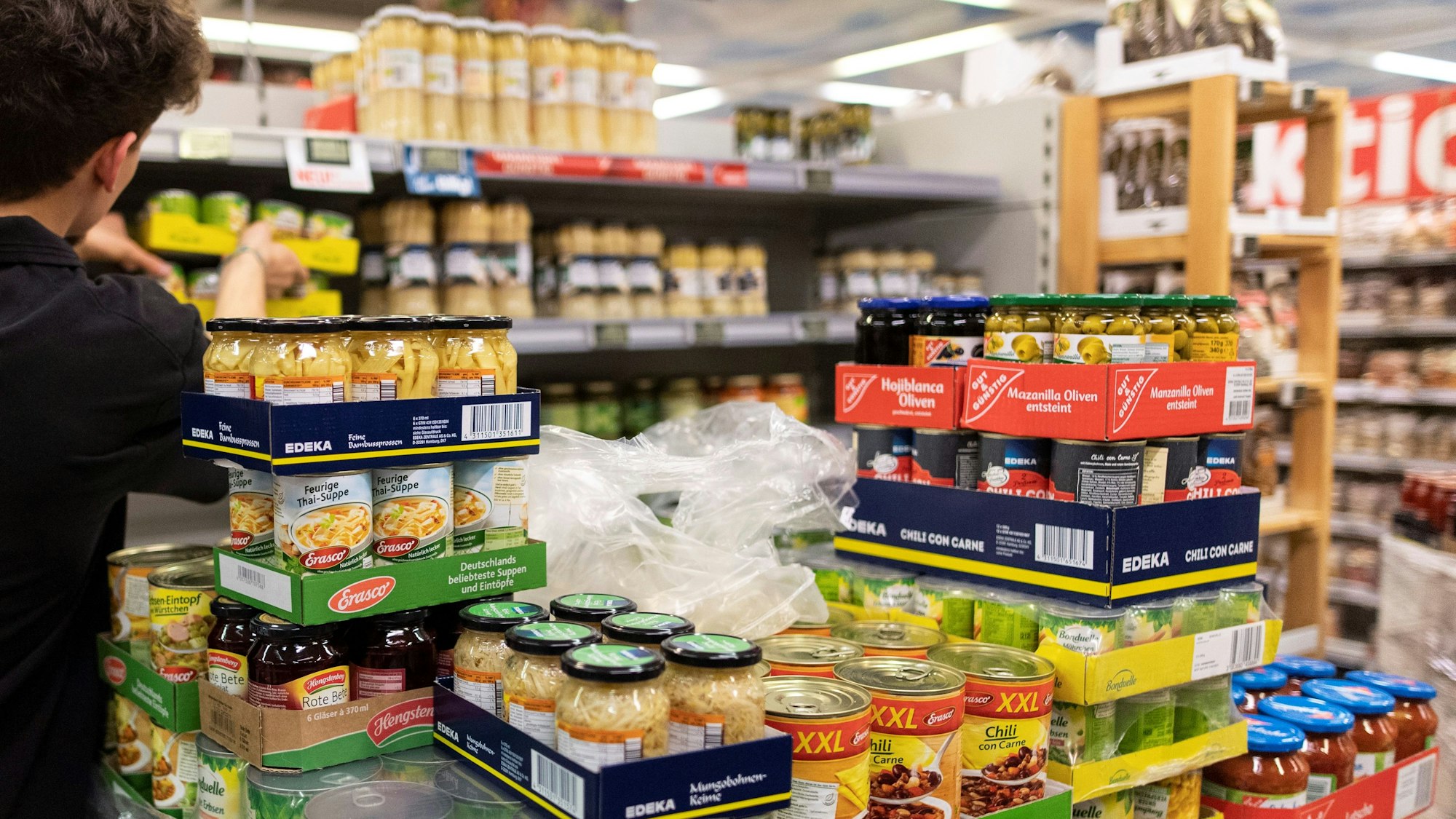 Ein Mitarbeiter wurde in Essen in einer Edeka-Filiale von einer Frau angegriffen und schwer verletzt. Das undatierte Symbolfoto zeigt Regale in einem Supermarkt.