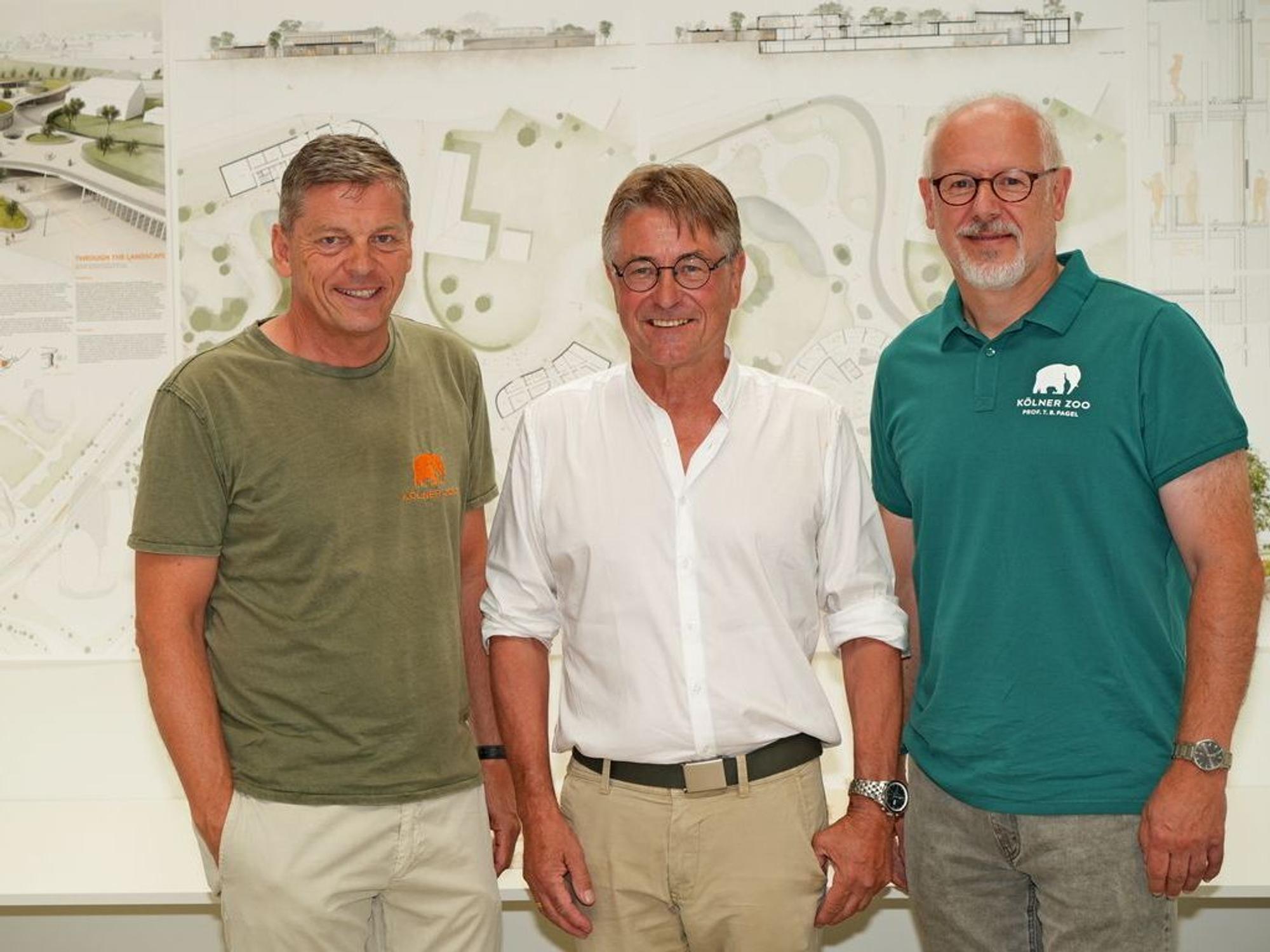 Christopher Landsberg (Vorstand Kölner Zoo), Prof. Mathias Lengfeld und Zoodirektor Theo B. Pagel bei der Vorstellung der Entwürfe im Kölner Zoo.