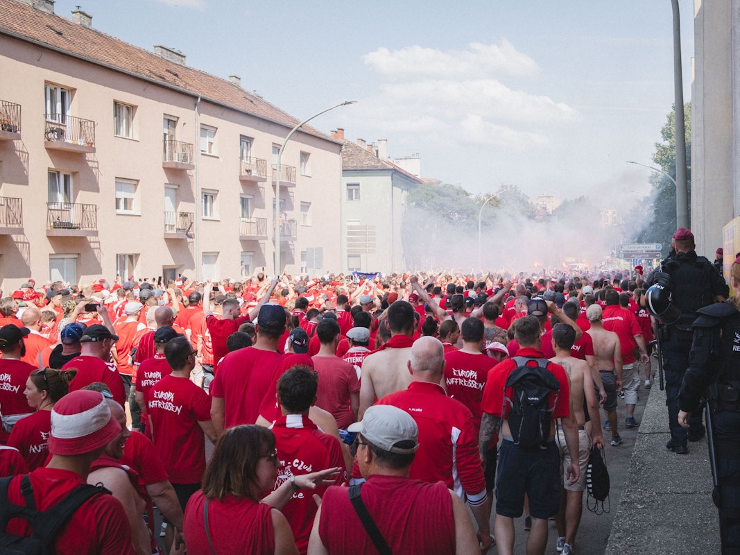 Die Fans des 1. FC Köln marschierten am Donnerstag (25. August 2022) durch Székesfehérvár.