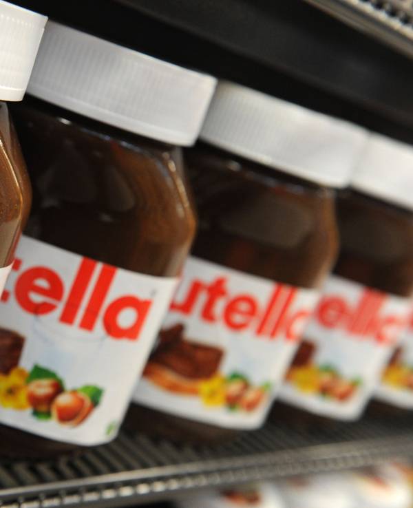 Nutella-Gläser stehen in einem Regal in einem Supermarkt in Hamburg.