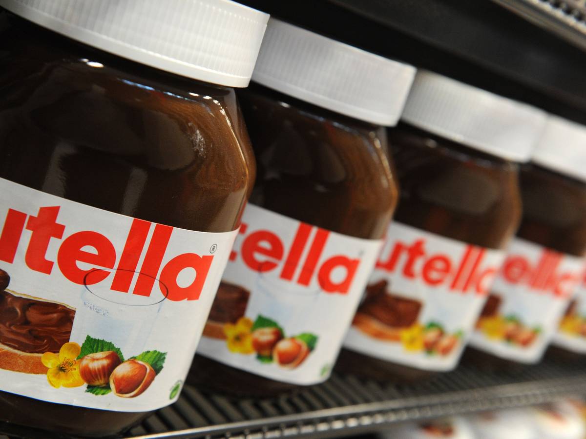 Nutella-Gläser stehen in einem Regal in einem Supermarkt in Hamburg.
