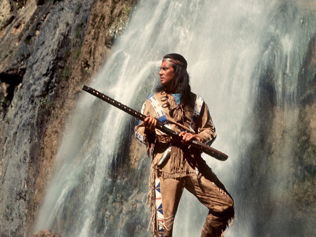 Pierre Brice als Apachen-Häuptling „Winnetou“ in einer Szene des Karl-May-Films „Winnetou 3“ (undatiertes Archivfoto). Nun meldete sich seine Witwe zu den Rassismus-Vorwürfen.
