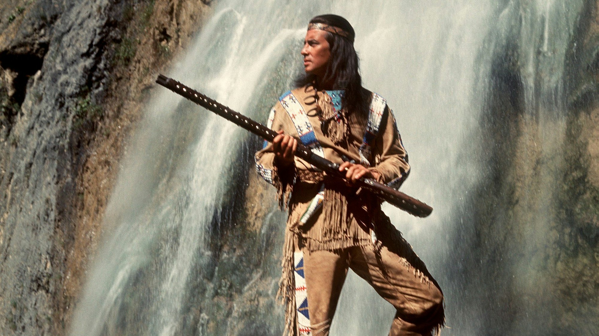 Pierre Brice als Apachen-Häuptling „Winnetou“ in einer Szene des Karl-May-Films „Winnetou 3“ (undatiertes Archivfoto). Nun meldete sich seine Witwe zu den Rassismus-Vorwürfen.