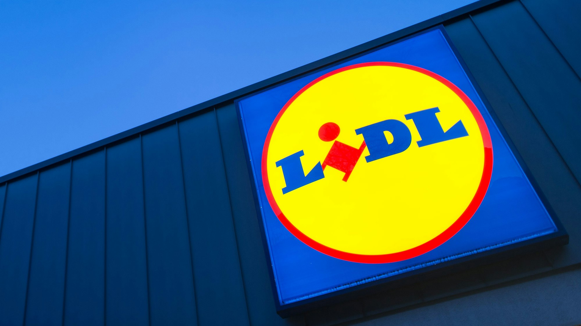 Das Logo des Discounters Lidl rankt an einer Filiale in Berlin.