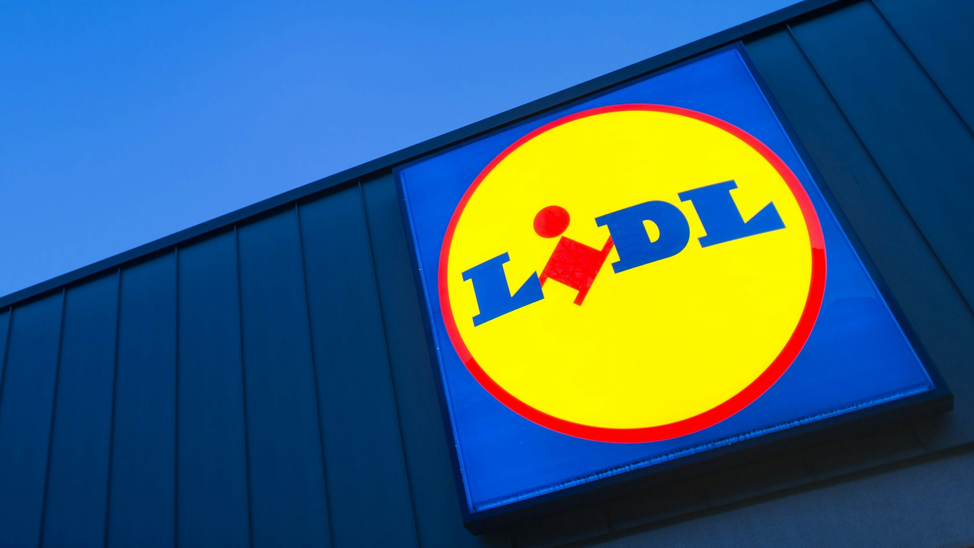 Das Logo des Discounters Lidl rankt an einer Filiale in Berlin.