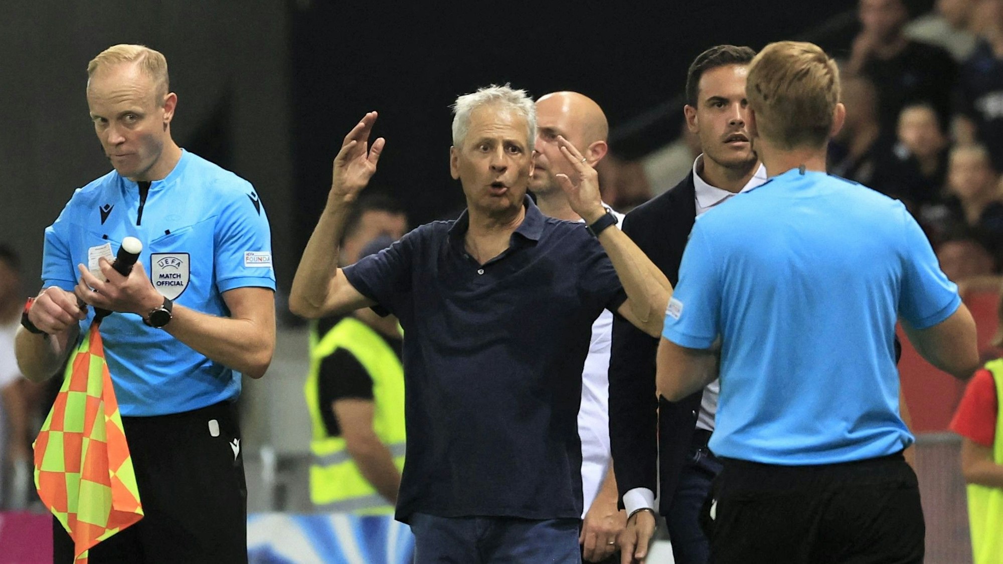Lucien Favre gestikuliert bei einem Spiel von Maccabi Tel Aviv