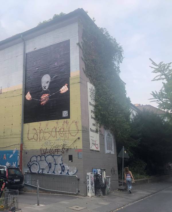 Eltern von Kindern eine Kita in Ehrenfeld beschweren sich über dieses Plakat an dem benachbarten Bunker k101.