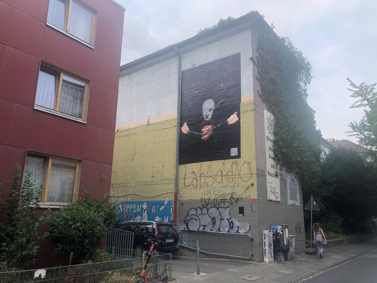 Eltern von Kindern eine Kita in Ehrenfeld beschweren sich über dieses Plakat an dem benachbarten Bunker k101.