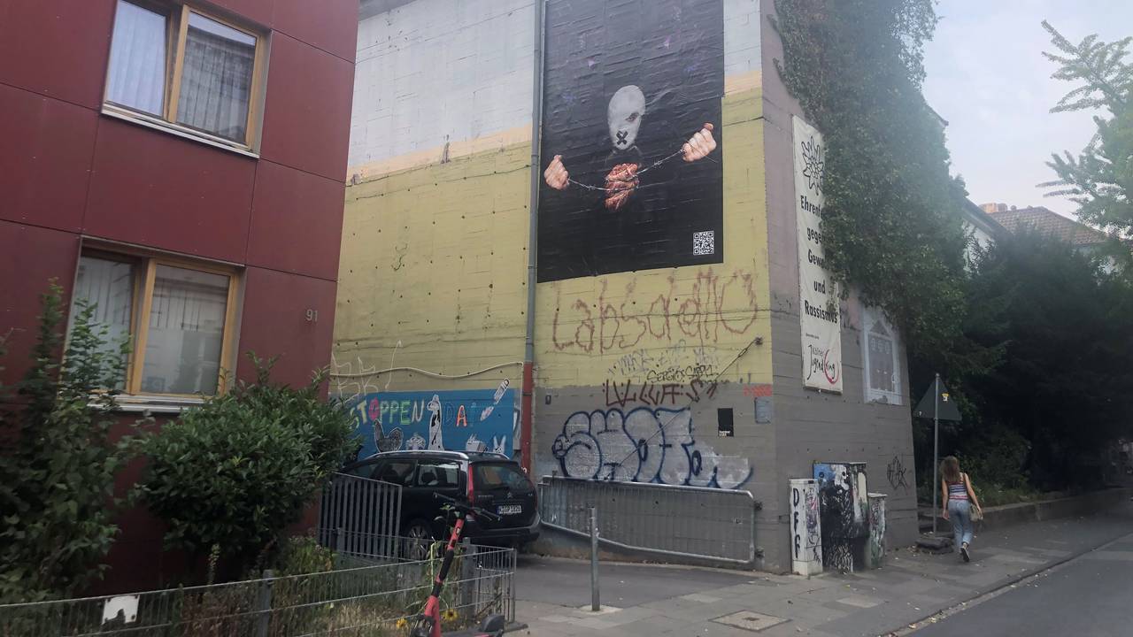 Eltern von Kindern eine Kita in Ehrenfeld beschweren sich über dieses Plakat an dem benachbarten Bunker k101.