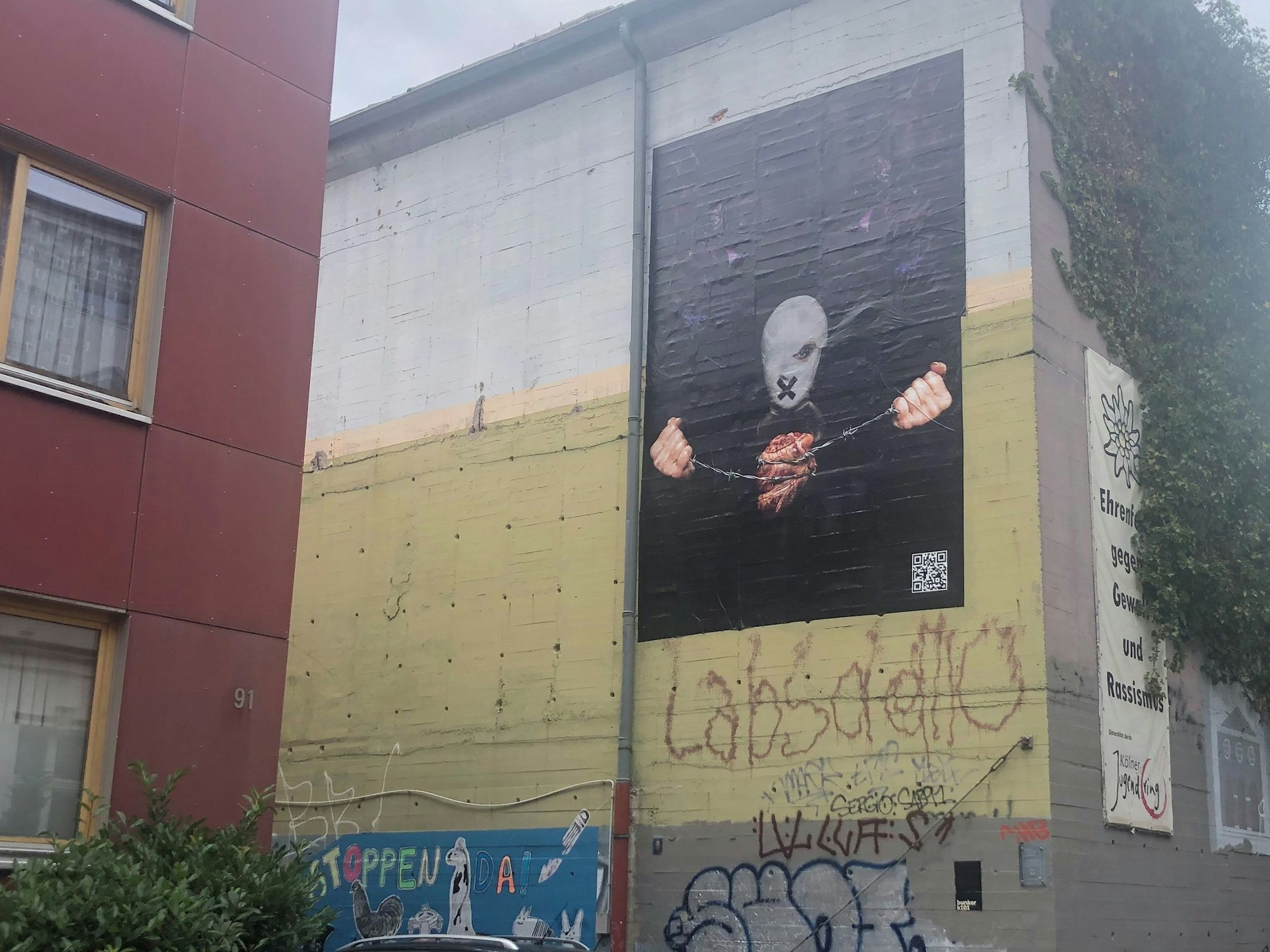 Eltern von Kindern eine Kita in Ehrenfeld beschweren sich über dieses Plakat an dem benachbarten Bunker k101.