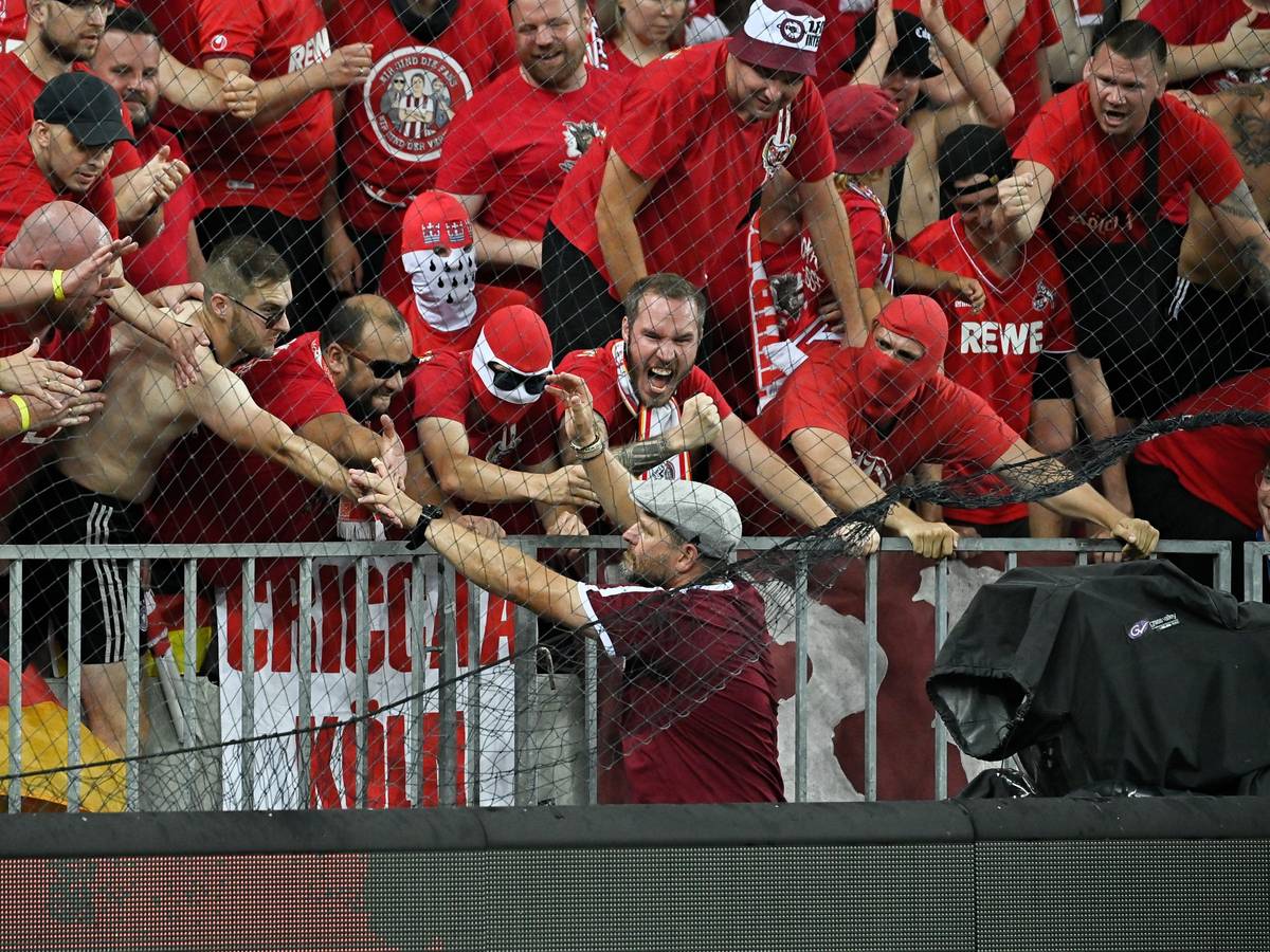 FC-Trainer Steffen Baumgart feiert den Einzug in die Conference-League-Gruppenphase am Donnerstag (25. August 2022) in Székesfehérvár mit den FC-Fans.