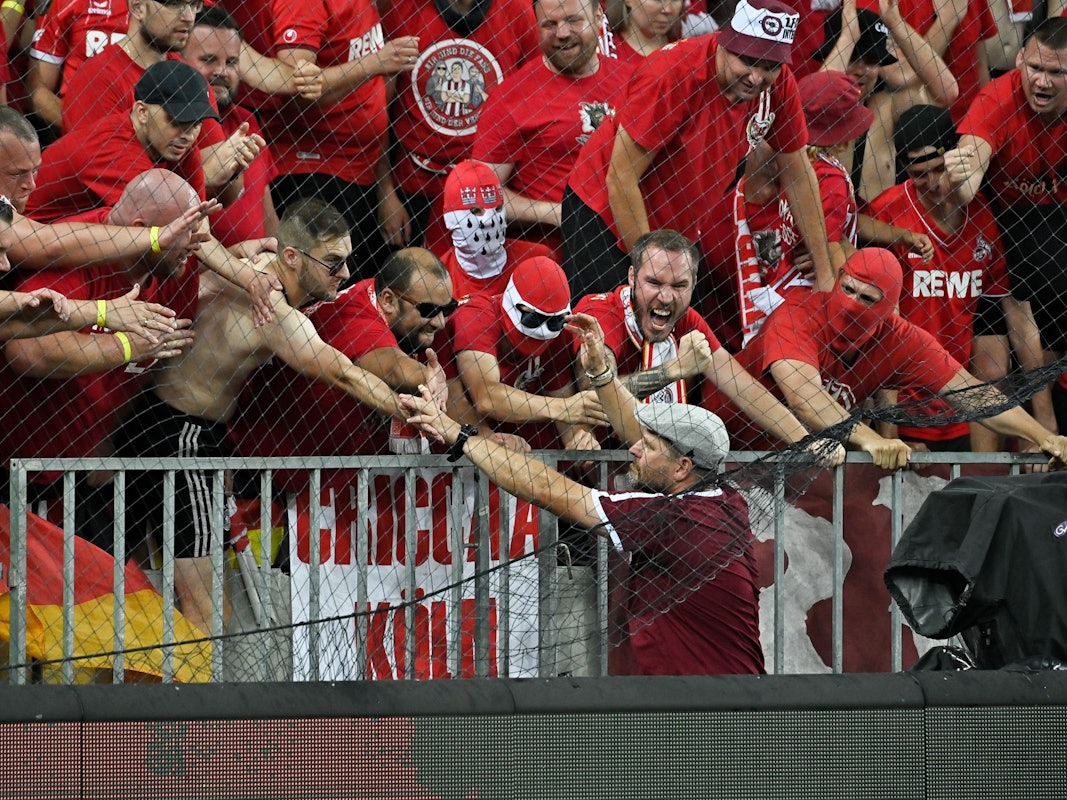 FC-Trainer Steffen Baumgart feiert den Einzug in die Conference-League-Gruppenphase am Donnerstag (25. August 2022) in Székesfehérvár mit den FC-Fans.