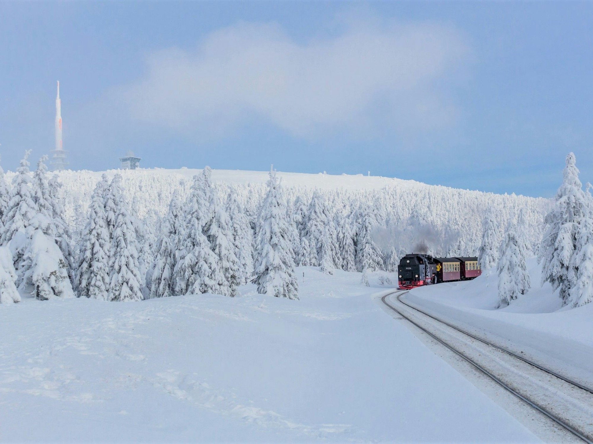 Mit der Brockenbahn geht es auf den höchsten Berg im Harz.