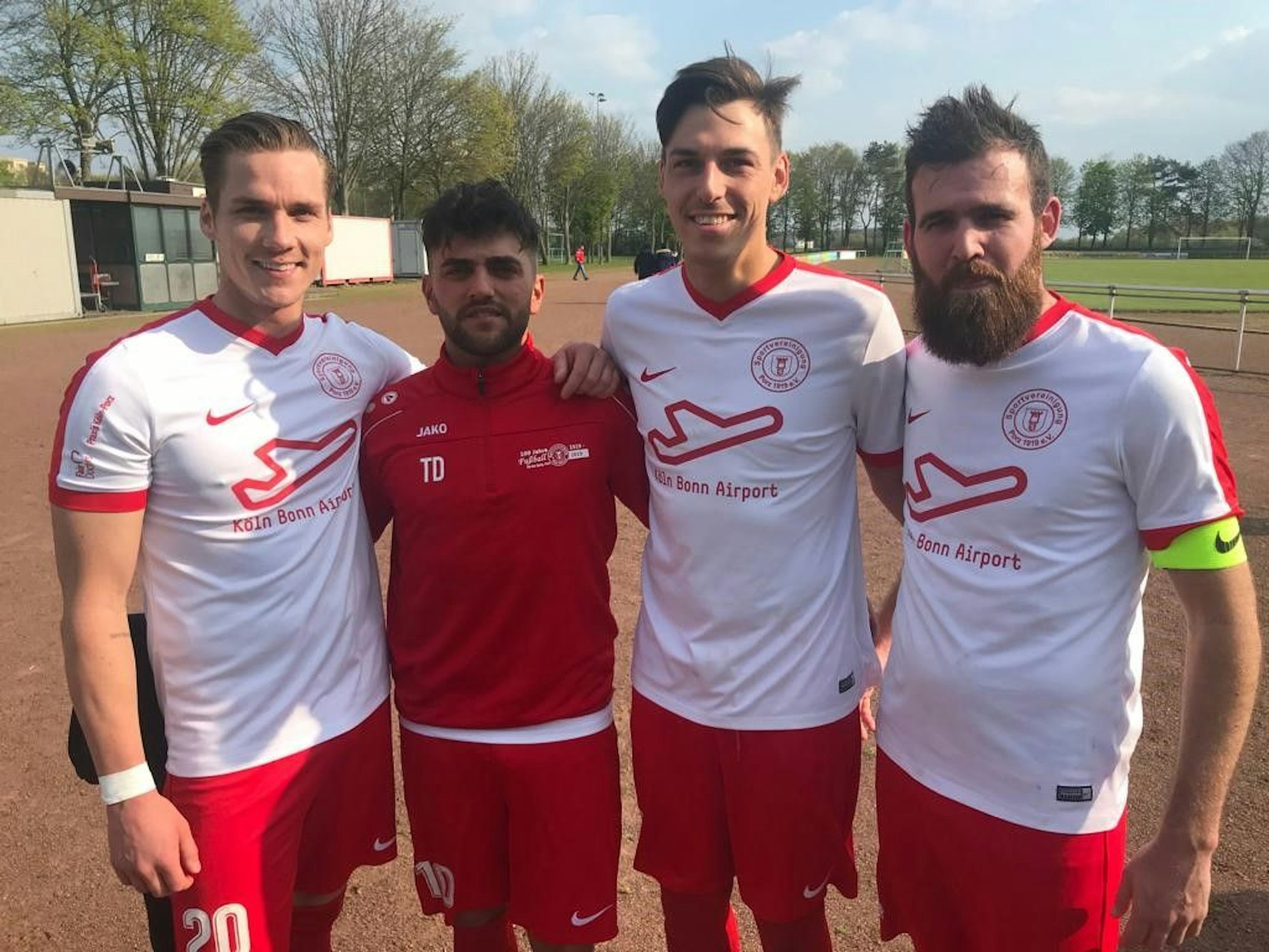 Durdu Varol und seine Mitspieler der Spvg Porz schauen in die Kamera.