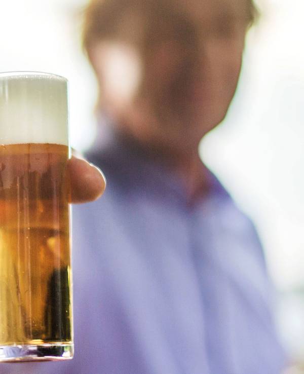 Ein frisch gezapftes Kölsch wird auf einer Party in die Kamera gehalten. Bier wird voraussichtlich schon bald deutlich teurer.