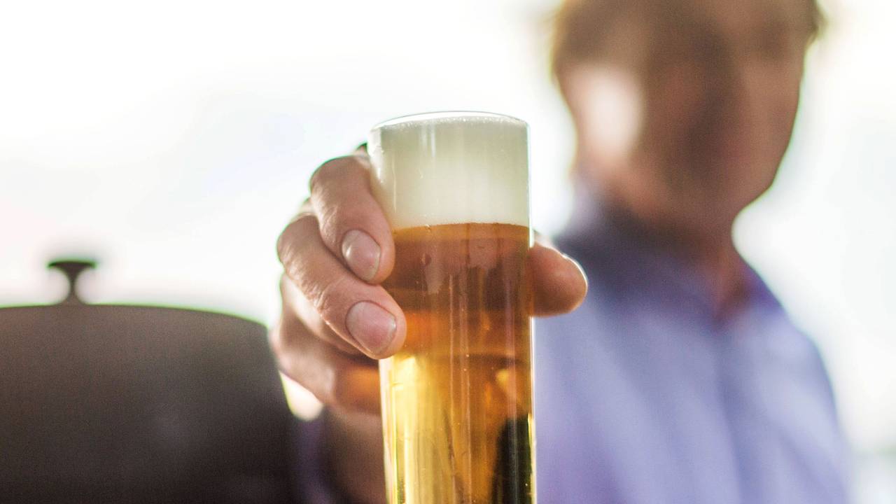 Ein frisch gezapftes Kölsch wird auf einer Party in die Kamera gehalten. Bier wird voraussichtlich schon bald deutlich teurer.