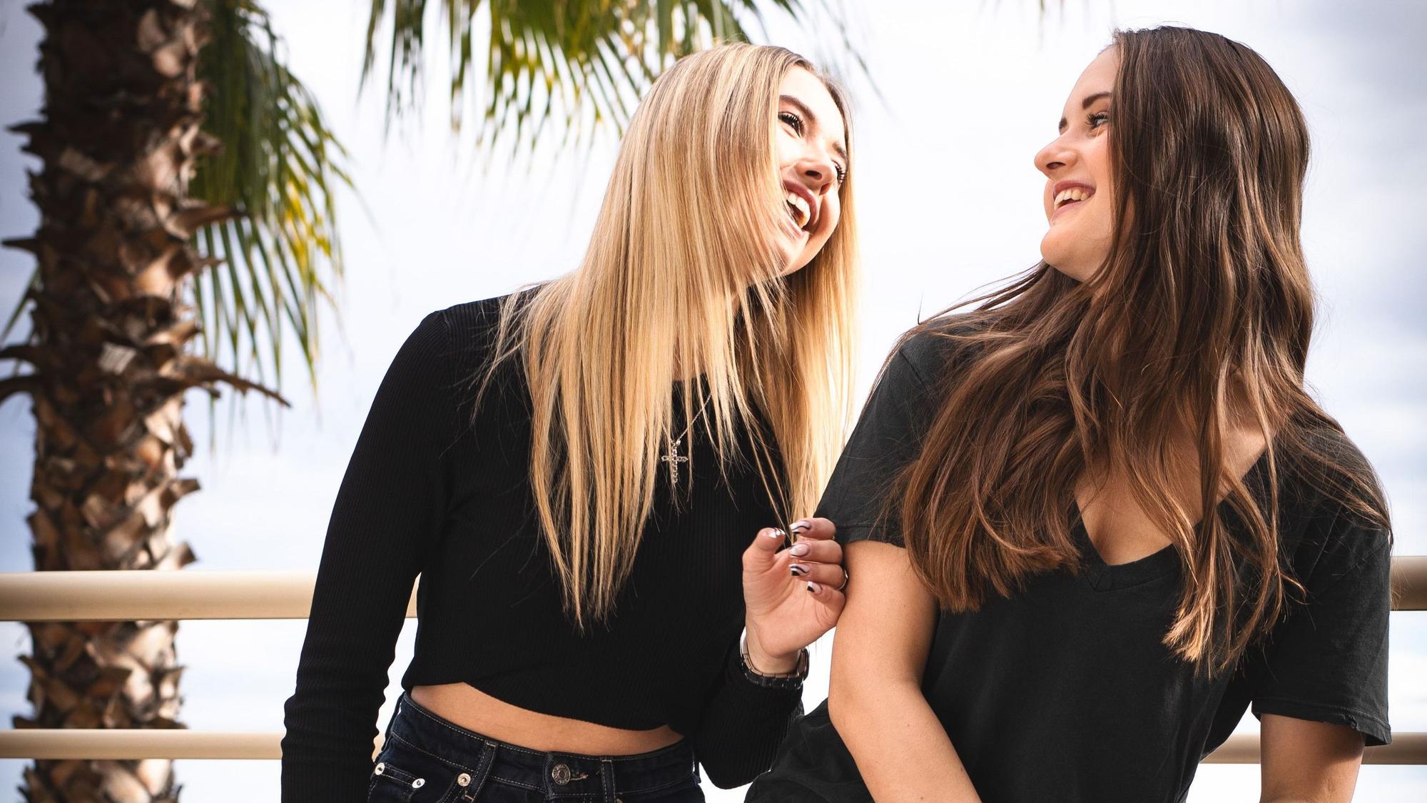 Shania und Davina Geiss, hier bei einem Fototermin für „Die Geissens – Eine schrecklich glamouröse Familie!“, kennen die Schattenseiten des Erfolgs.