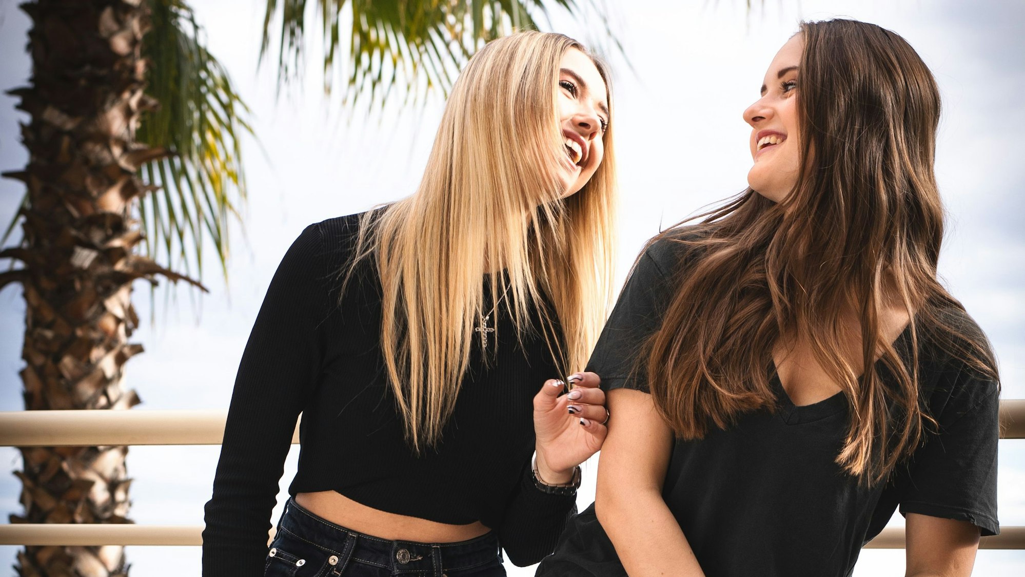 Shania und Davina Geiss, hier bei einem Fototermin für „Die Geissens – Eine schrecklich glamouröse Familie!“, kennen die Schattenseiten des Erfolgs.