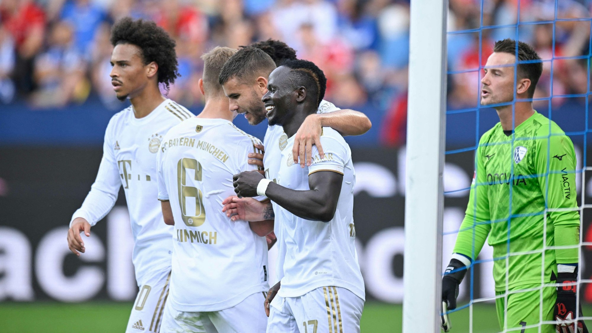 Die Profis des FC Bayern München bejubeln ein Tor gegen den VfL Bochum