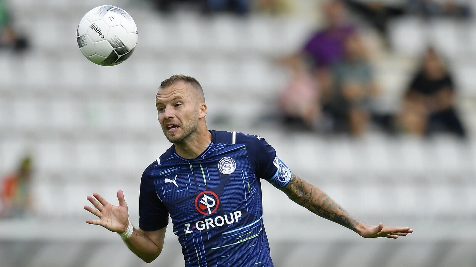 Michal Kadlec köpft den Ball
