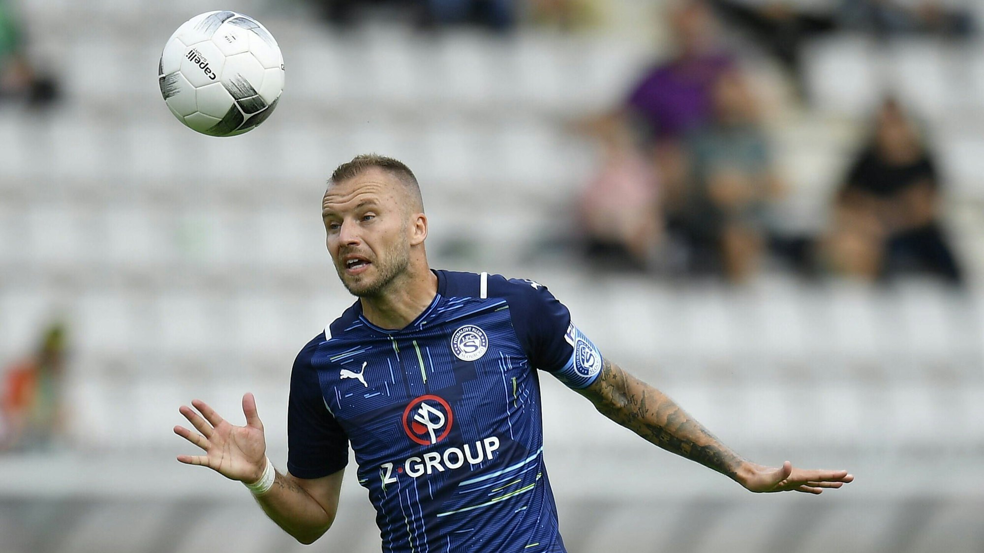 Michal Kadlec köpft den Ball